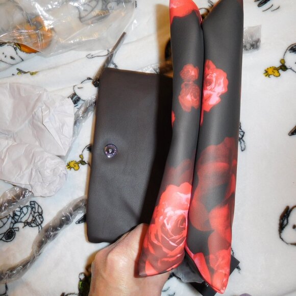 NWT SIMPLY VERA WANG GARRISON CROSSBODY RED ROSE BLOSSOM - Picture 12 of 15